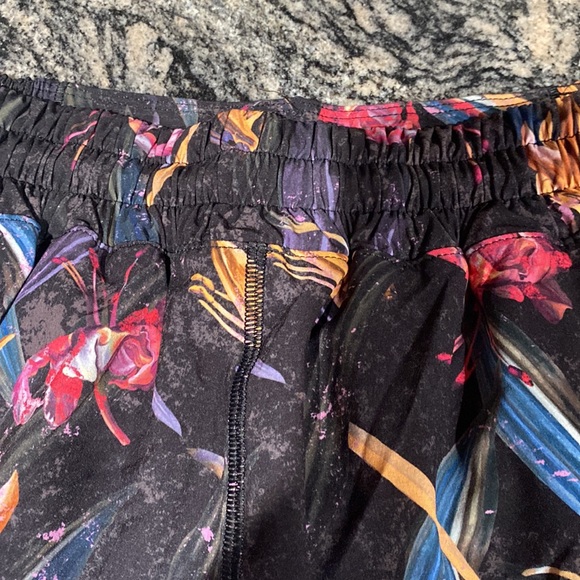 Lululemon 🎊NWT 🎊 Hottie Hot LR Short 4”*Lined - Picture 6 of 9